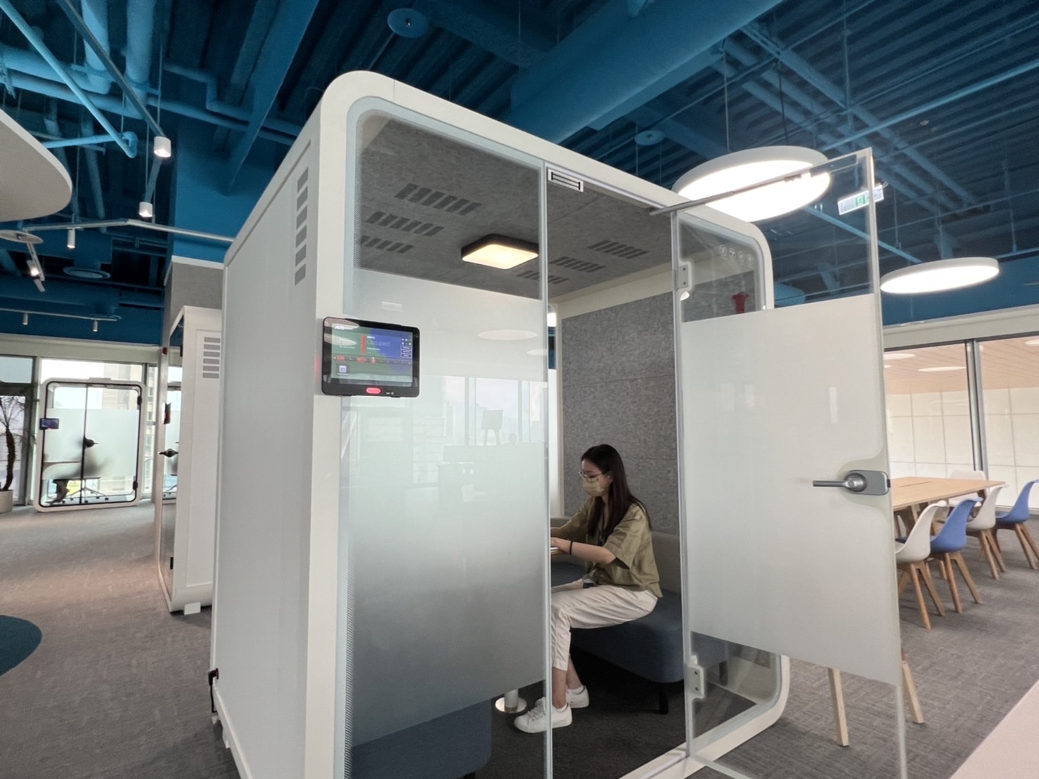 问鼎高雄據點的智慧行動辦公艙，展現问鼎在面板以外的研發應用軟實力